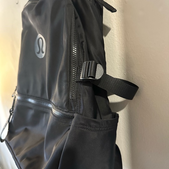 lululemon New Crew Backpack 22L - Black - Picture 3 of 7